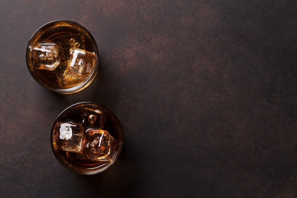 verres à alcool avec du whisky. 