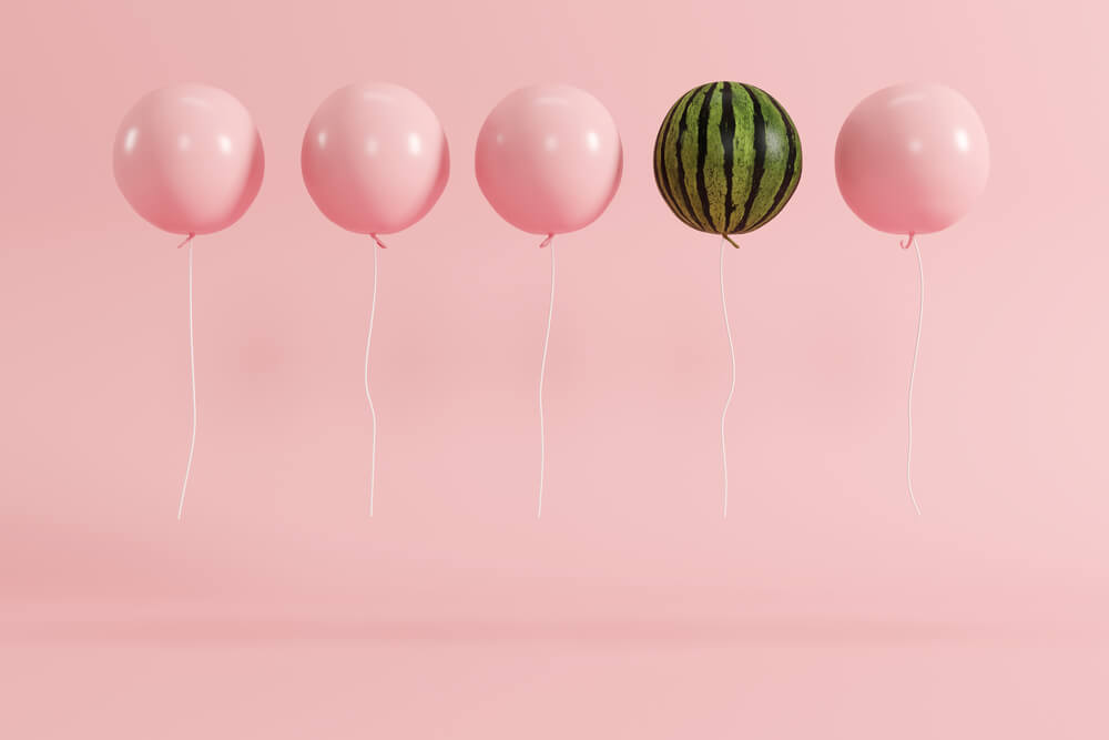 Creatività, anguria sospesa tra palloncini rosa