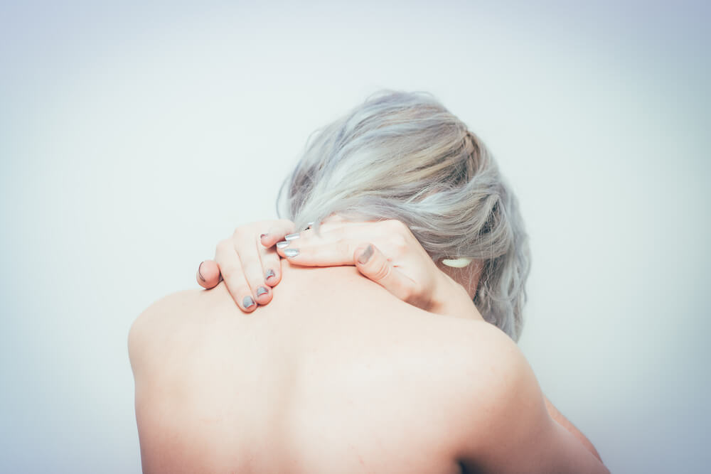 Une femme qui a mal à la nuque. 