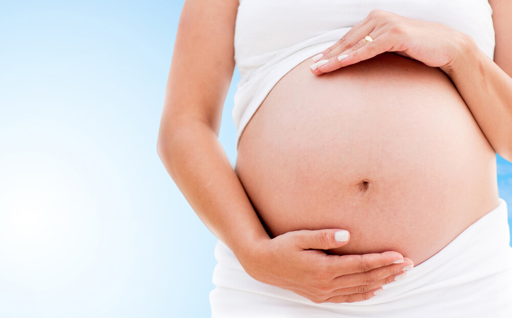 Le ventre d'une femme enceinte. 