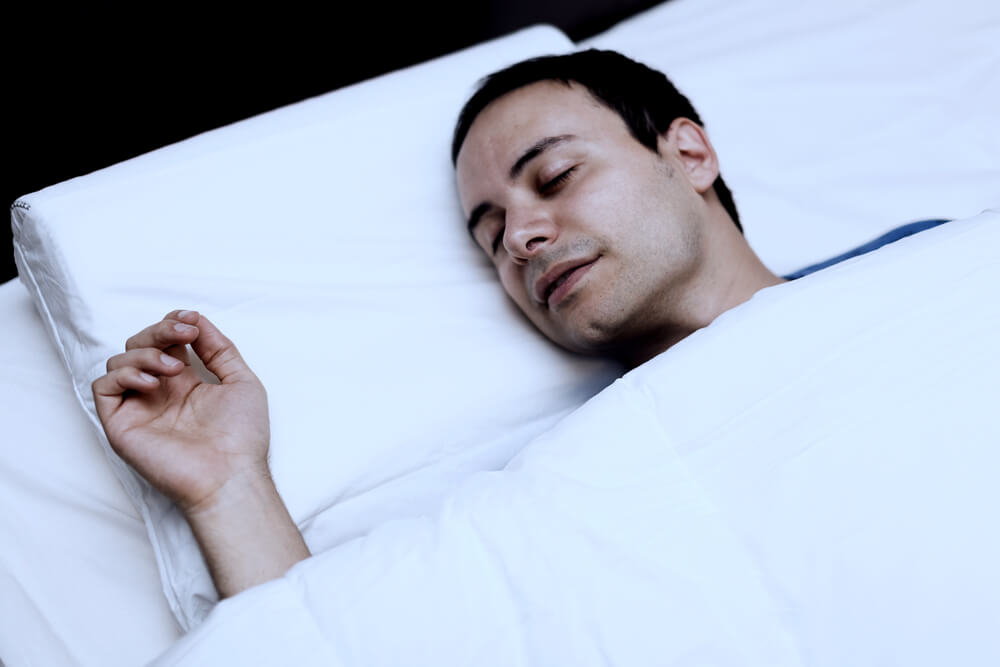 hombre con sueño durmiendo