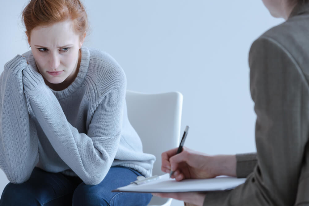 Une femme en consultation chez une psychothérapeute. 