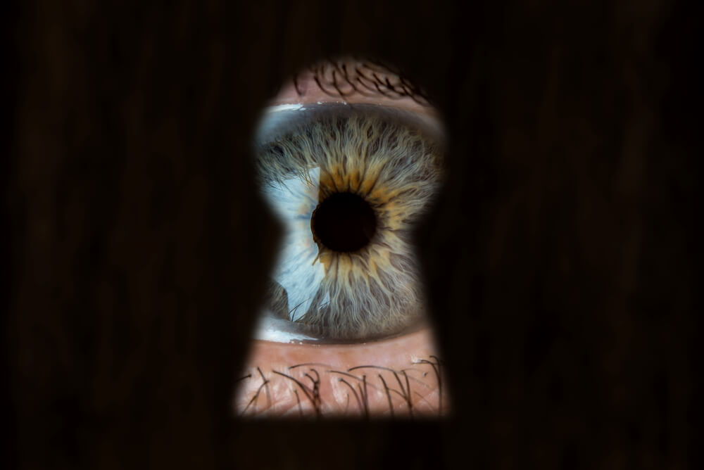 Un oeil à travers la serrure. 