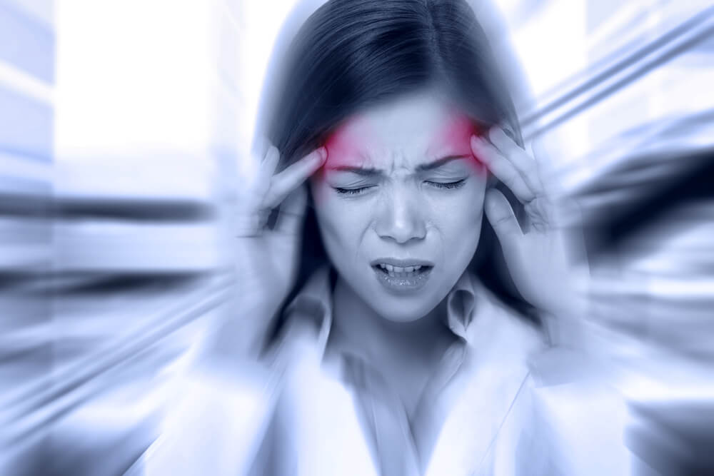 Une femme qui souffre de migraine; 