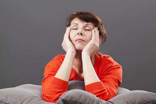 Mulher com menopausa cansada