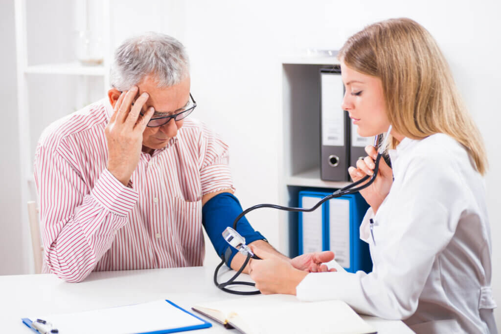 Hombre hipertenso en consulta médica le recetan enalapril.