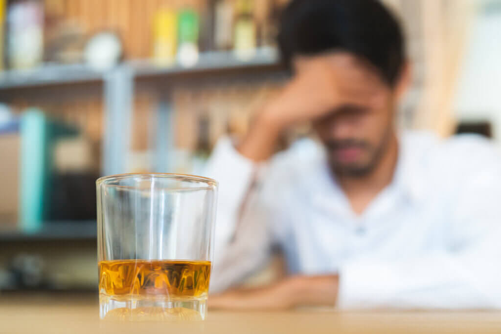 Hombre con alcoholismo.