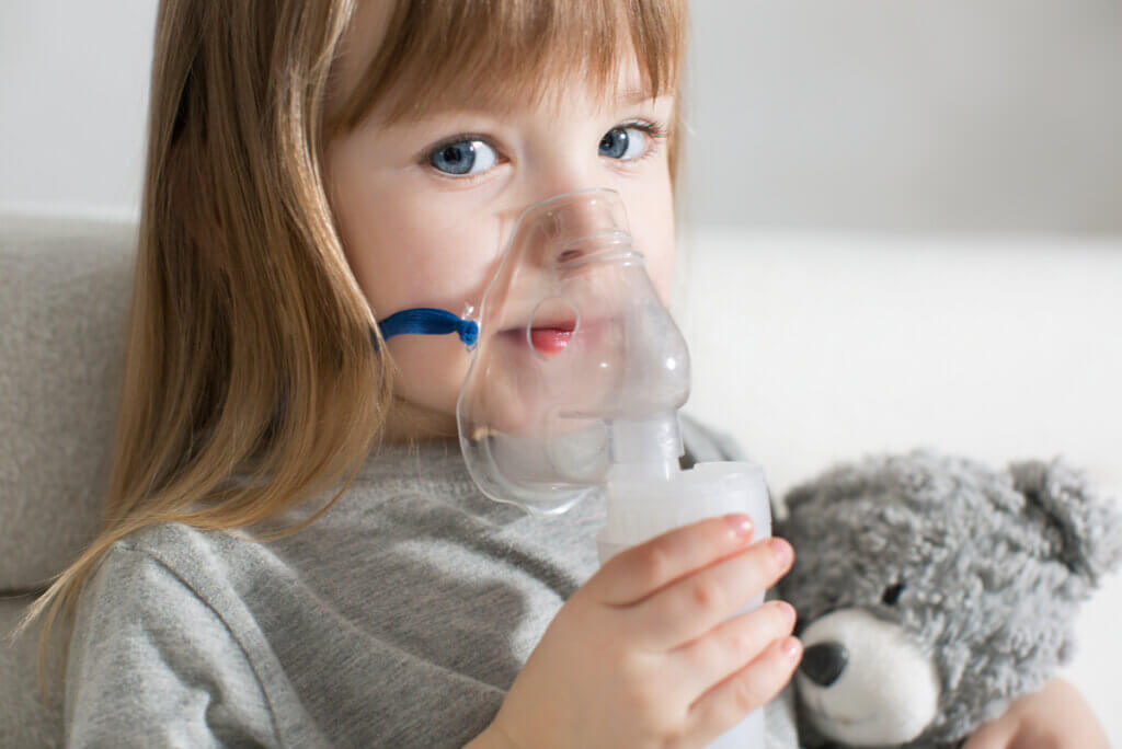 Meisje wordt verneveld met Ventolin voor astma
