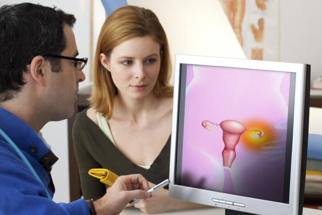 Consulta médica por síndrome de ovario poliquístico.