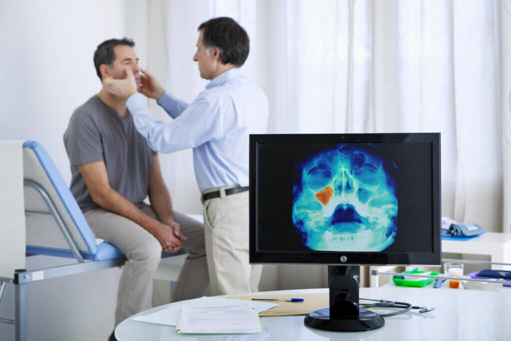Consulta médica por sinusitis y asma.