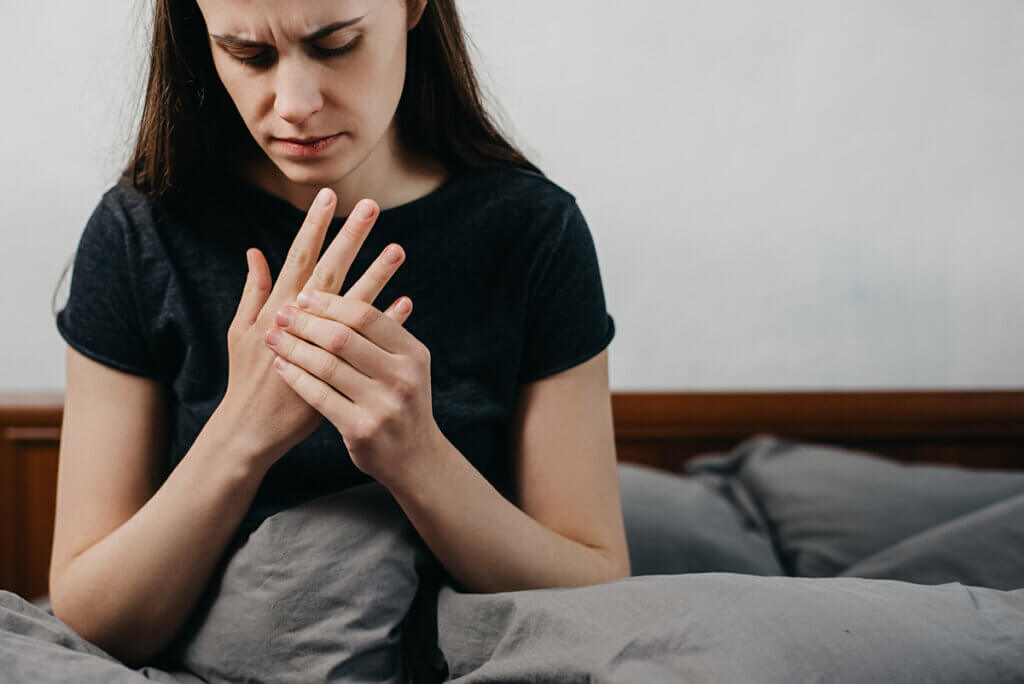 Dolor en manos por artritis reumatoide.