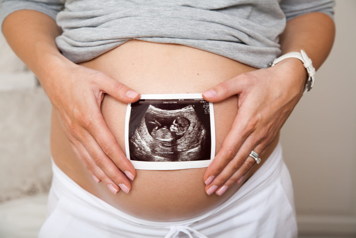 Donna con ecografia del bambino
