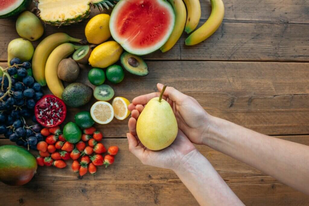 As frutas para combater a constipação são aquelas ricas em fibras.
