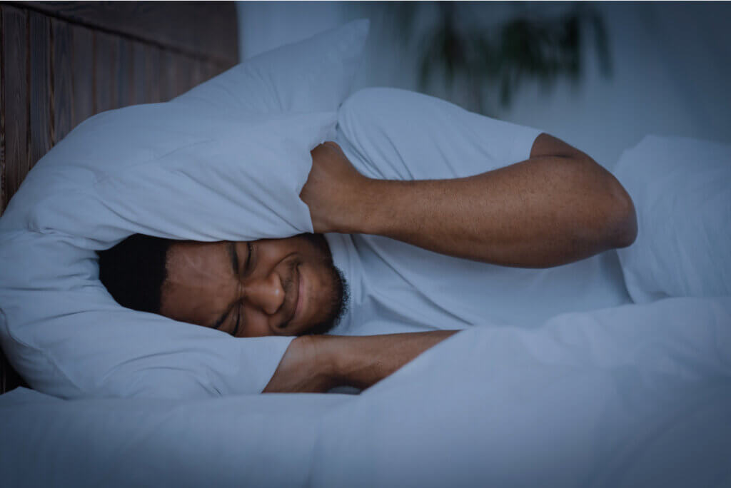 Hombre con ataque de pánico nocturno.