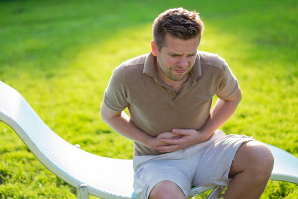 Hombre con dolor abdominal por gastroenteritis.