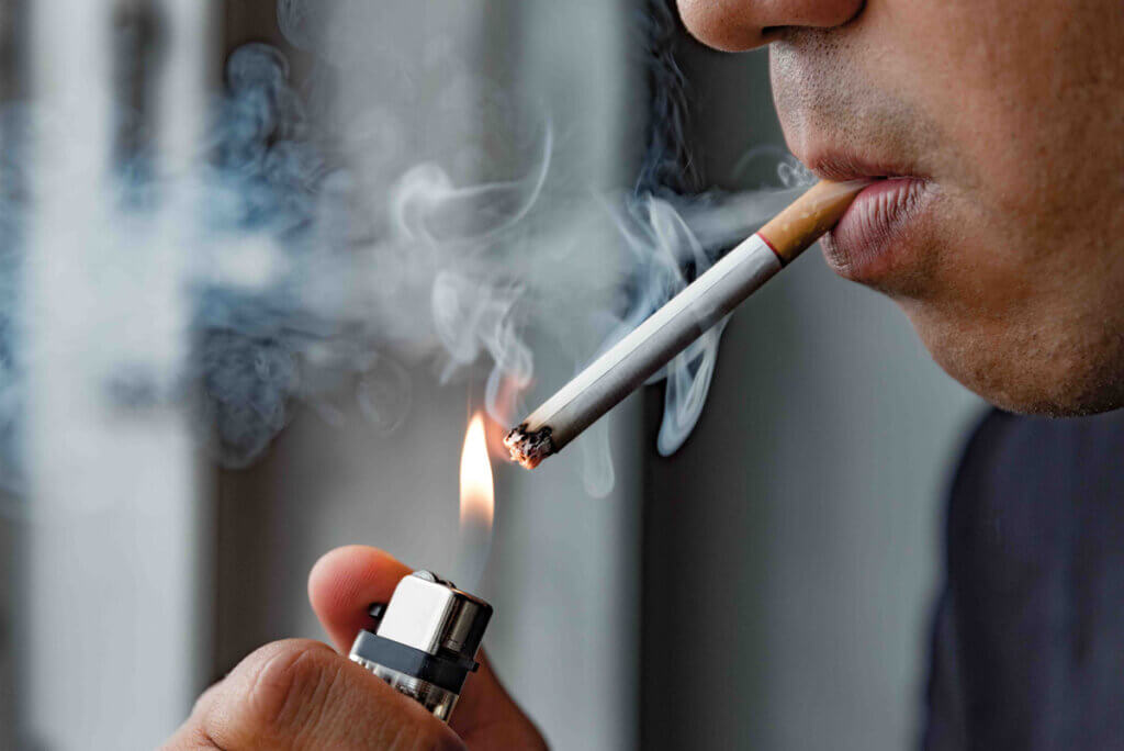 Fumar causa acidez estomacal.