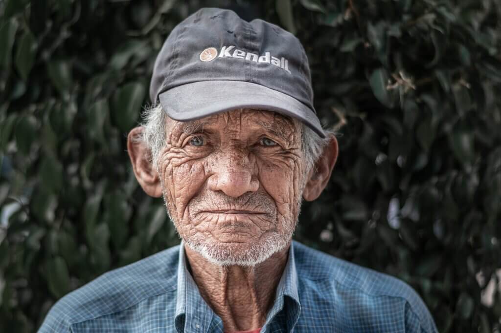 Hombre mayor con síntomas de depresión.