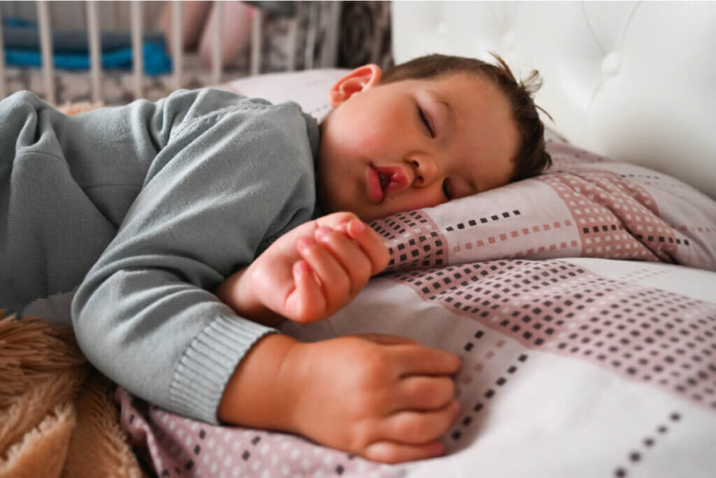 Uma criança passa pelas fases do sono.