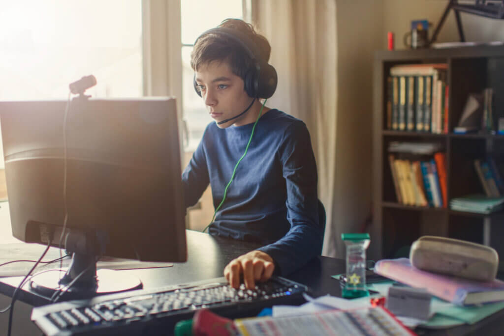 Joven con adicción a los juegos por internet.