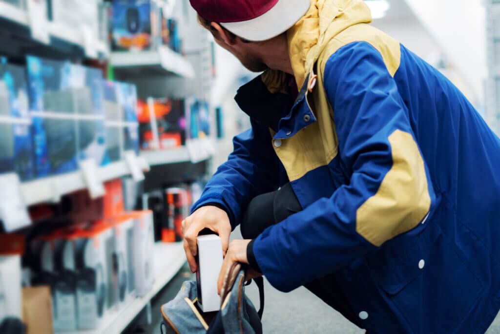Joven con cleptomanía roba en tienda.