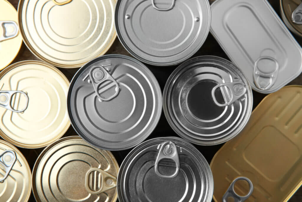 Latas con alimentos ultraprocesados.