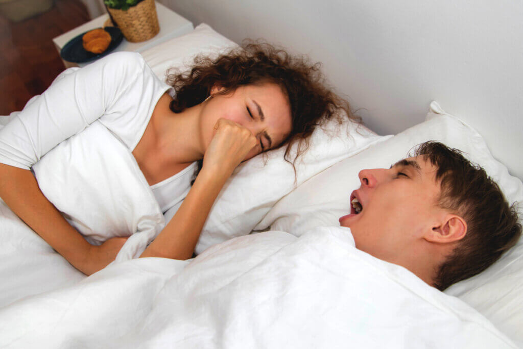 Mujer detecta halitosis de marido durmiendo.