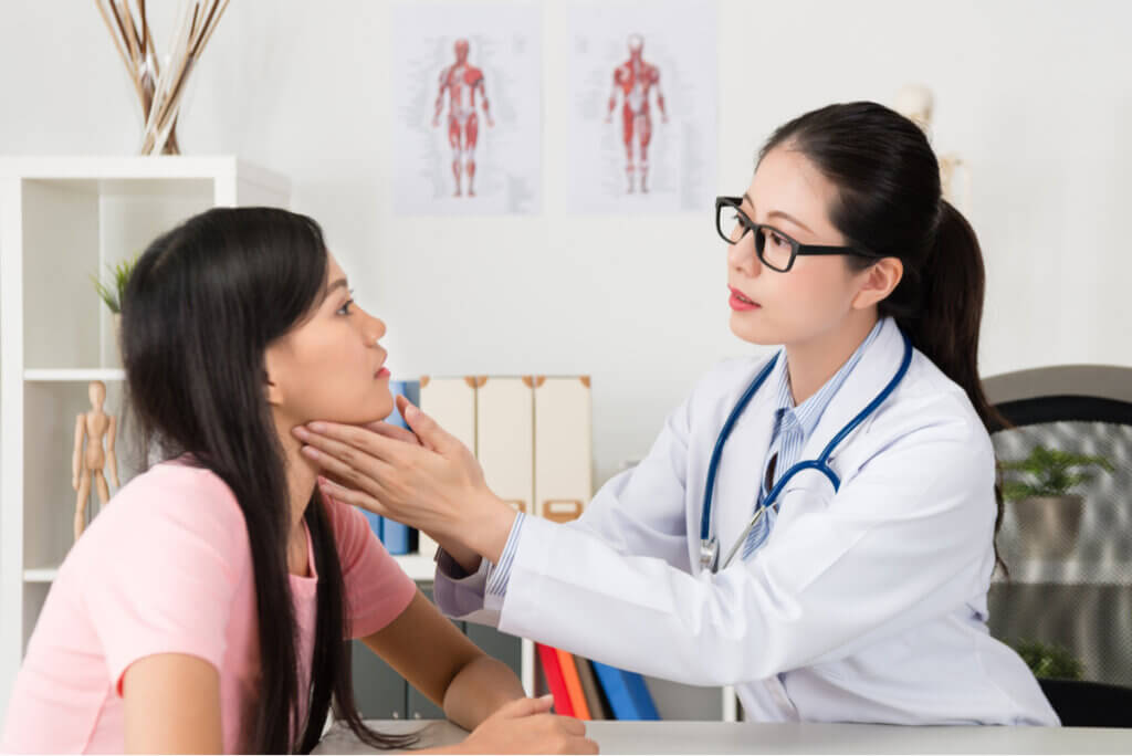 Consulta médica por hipertiroidismo.