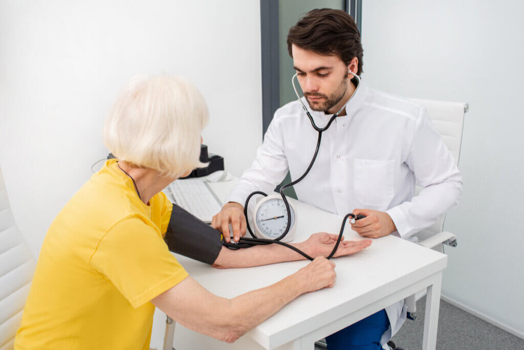 Medir presión arterial en una mujer.