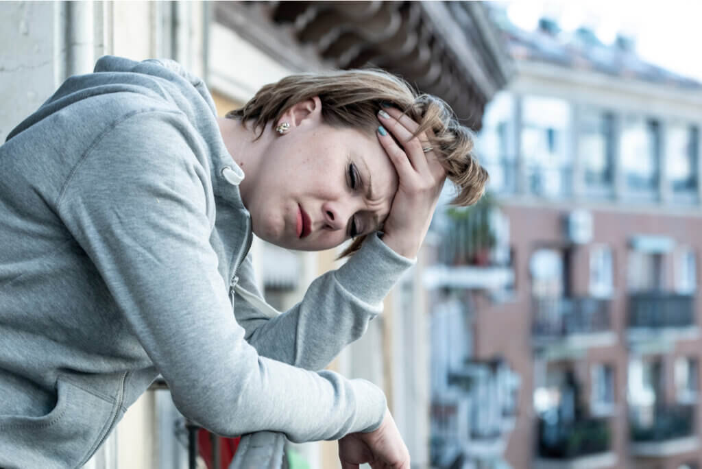 Vrouw met mentale uitputting op een balkon