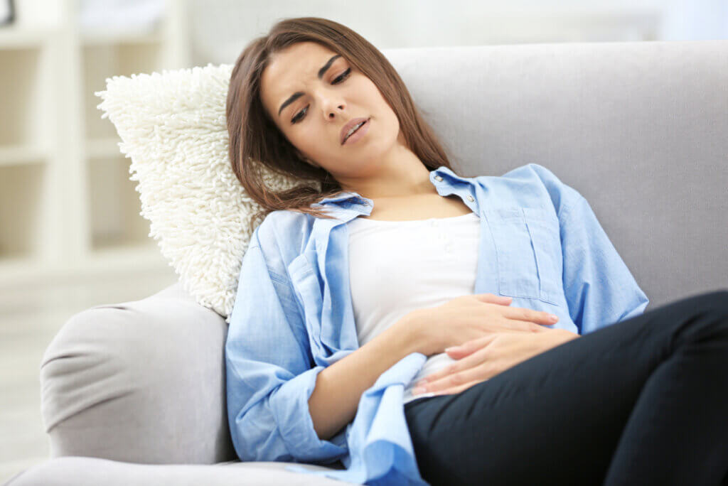 Mujer con trastorno por dolor menstrual.