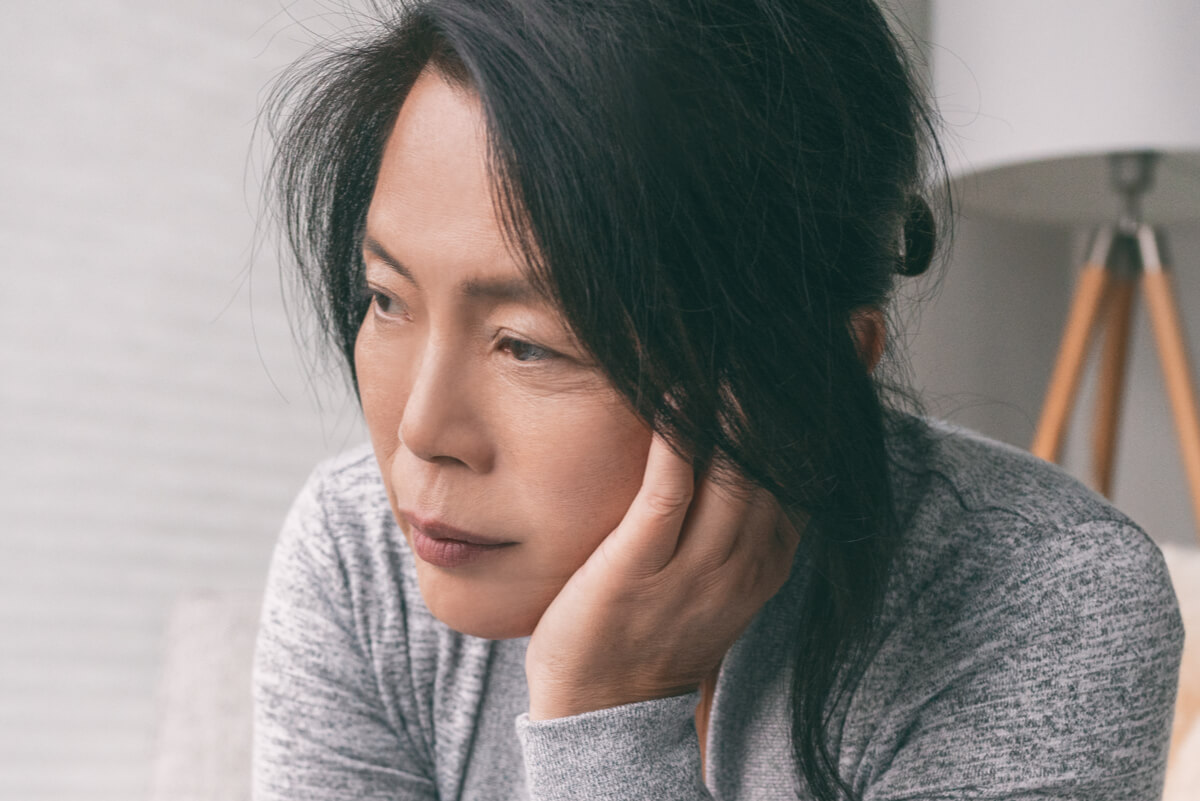 Visage d'une femme avec le regard fixe.