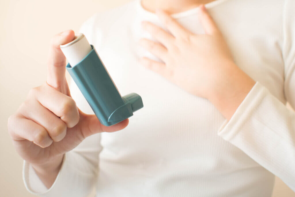 Paciente con EPOC usa inhalador.