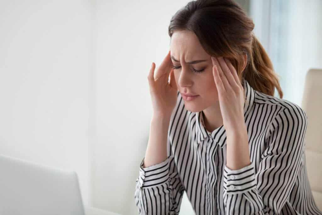 Mujer con ansiedad crónica.