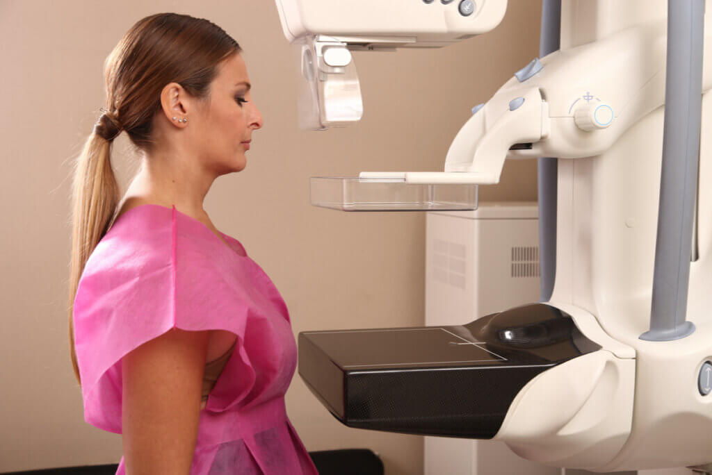 Mujer se realiza mamografía para prevenir el cáncer de mama.