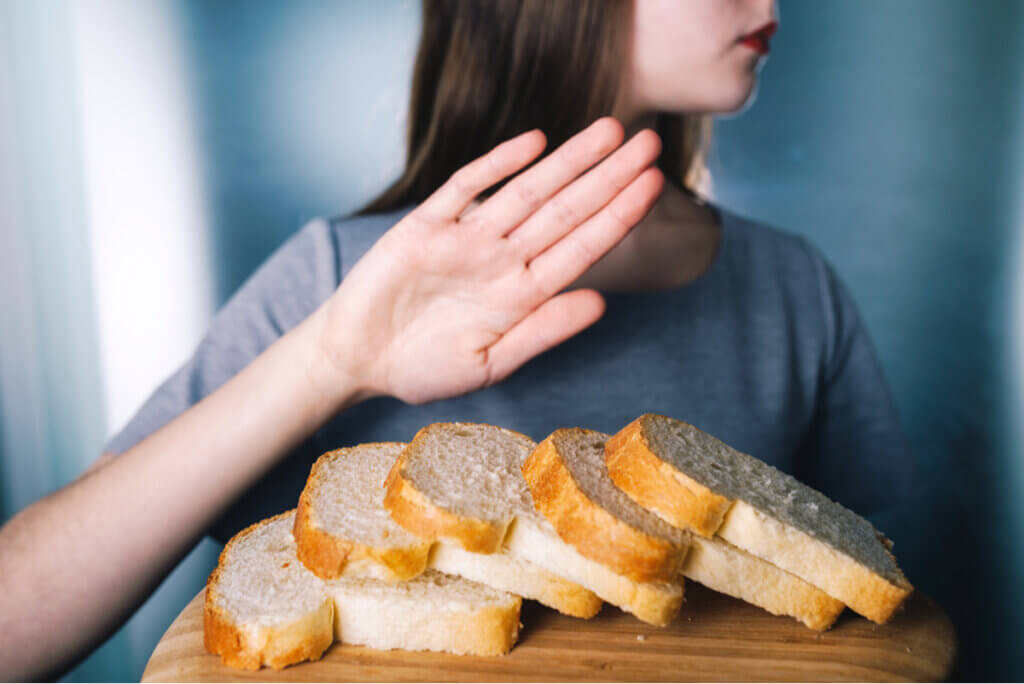 Une femme rejette le pain avec du gluten.