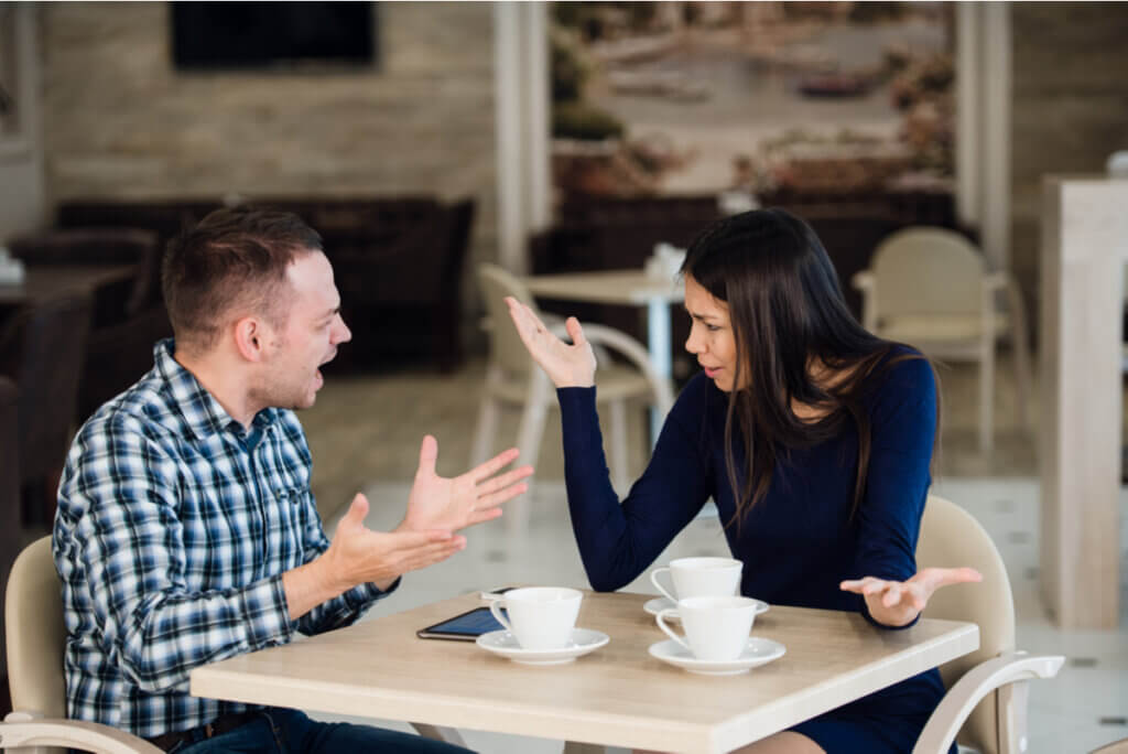 Pareja pelea en un restaurante.