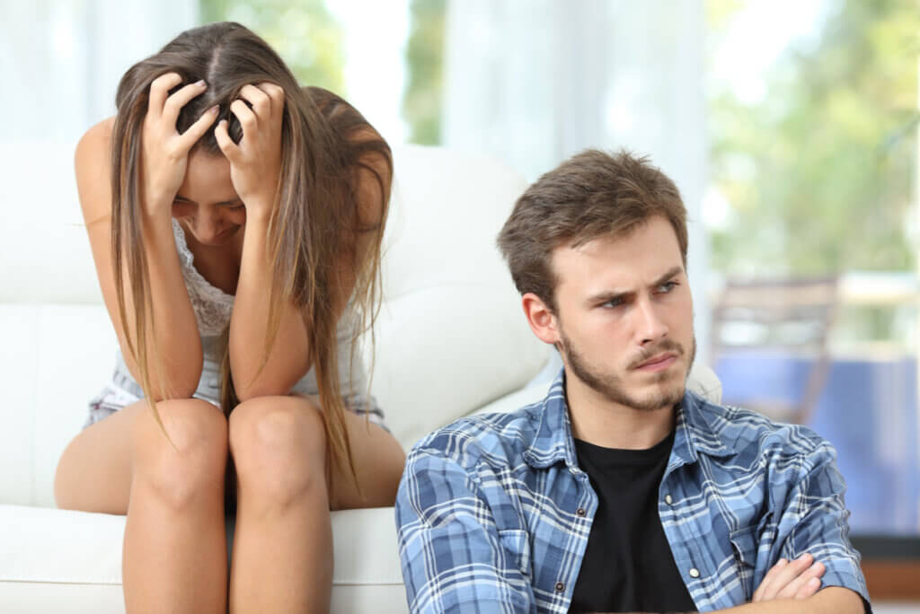 Pareja con celos y peleando.