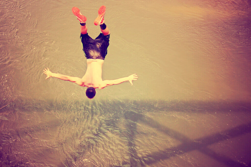 Hombre practicando salto libre.