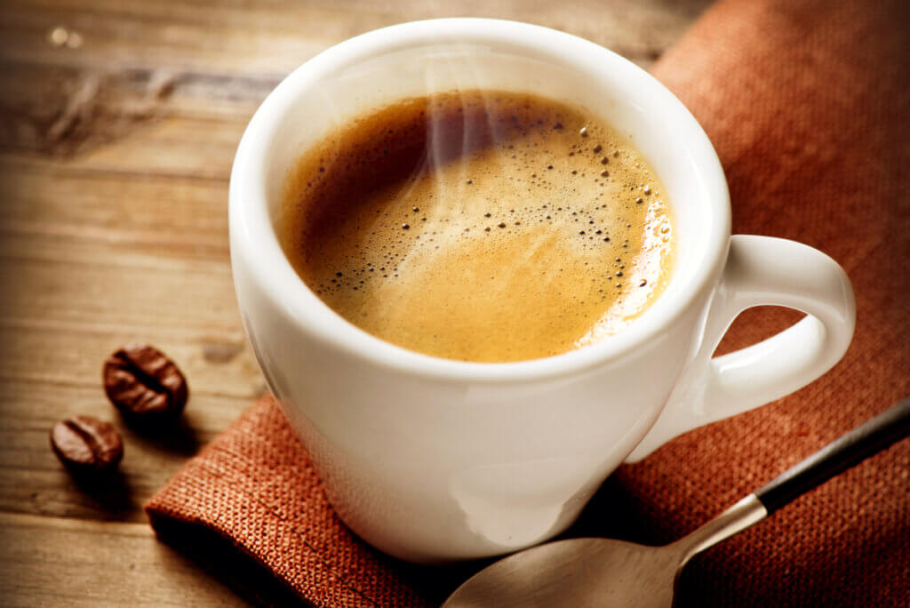 Taza de café que aumenta la presión arterial.