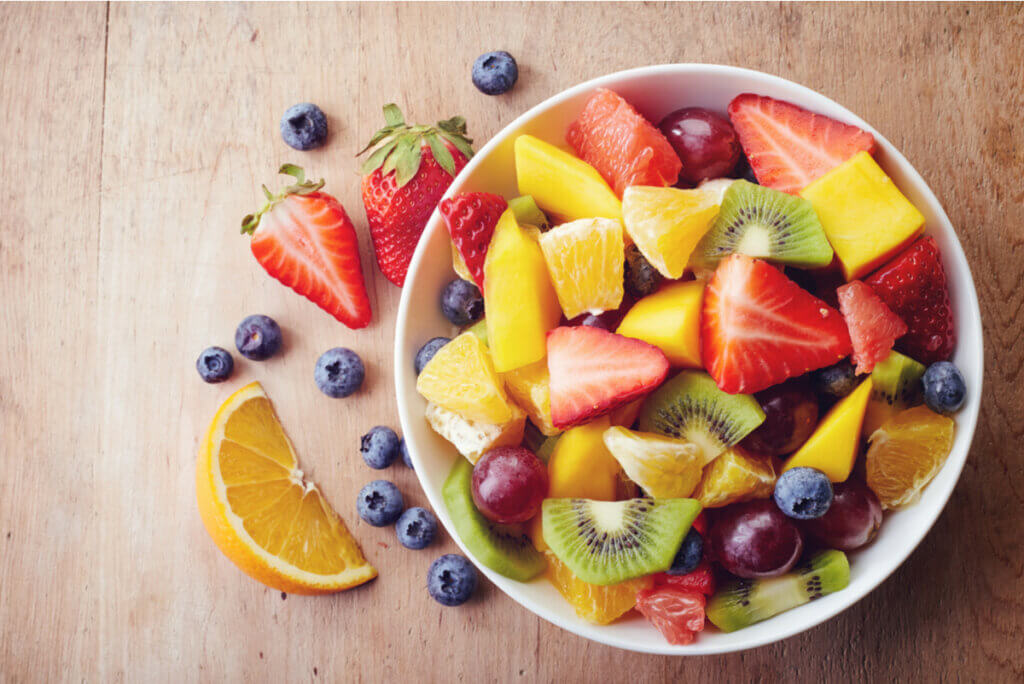 Frutas en un tazón para prevenir la osteoporosis.