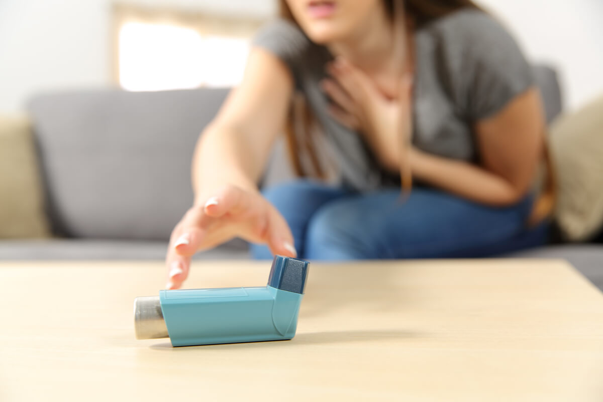 I sintomi dell'asma includono respiro sibilante