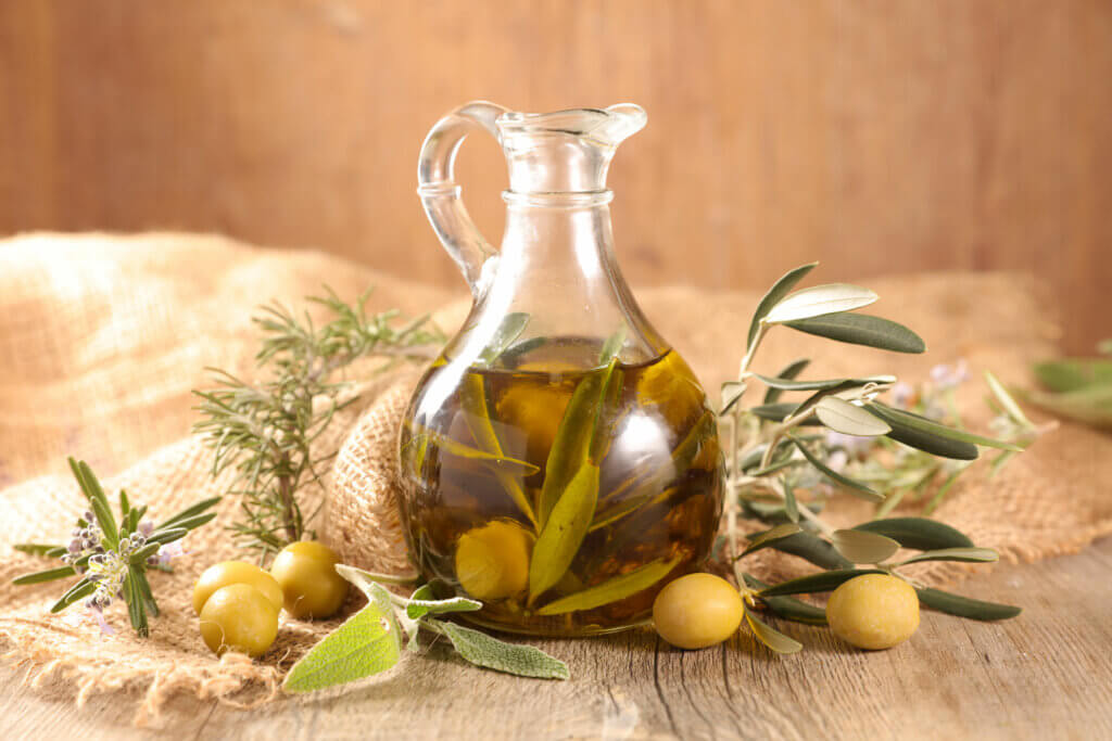 El consumo de aceite de oliva se relaciona con beneficios para la salud.