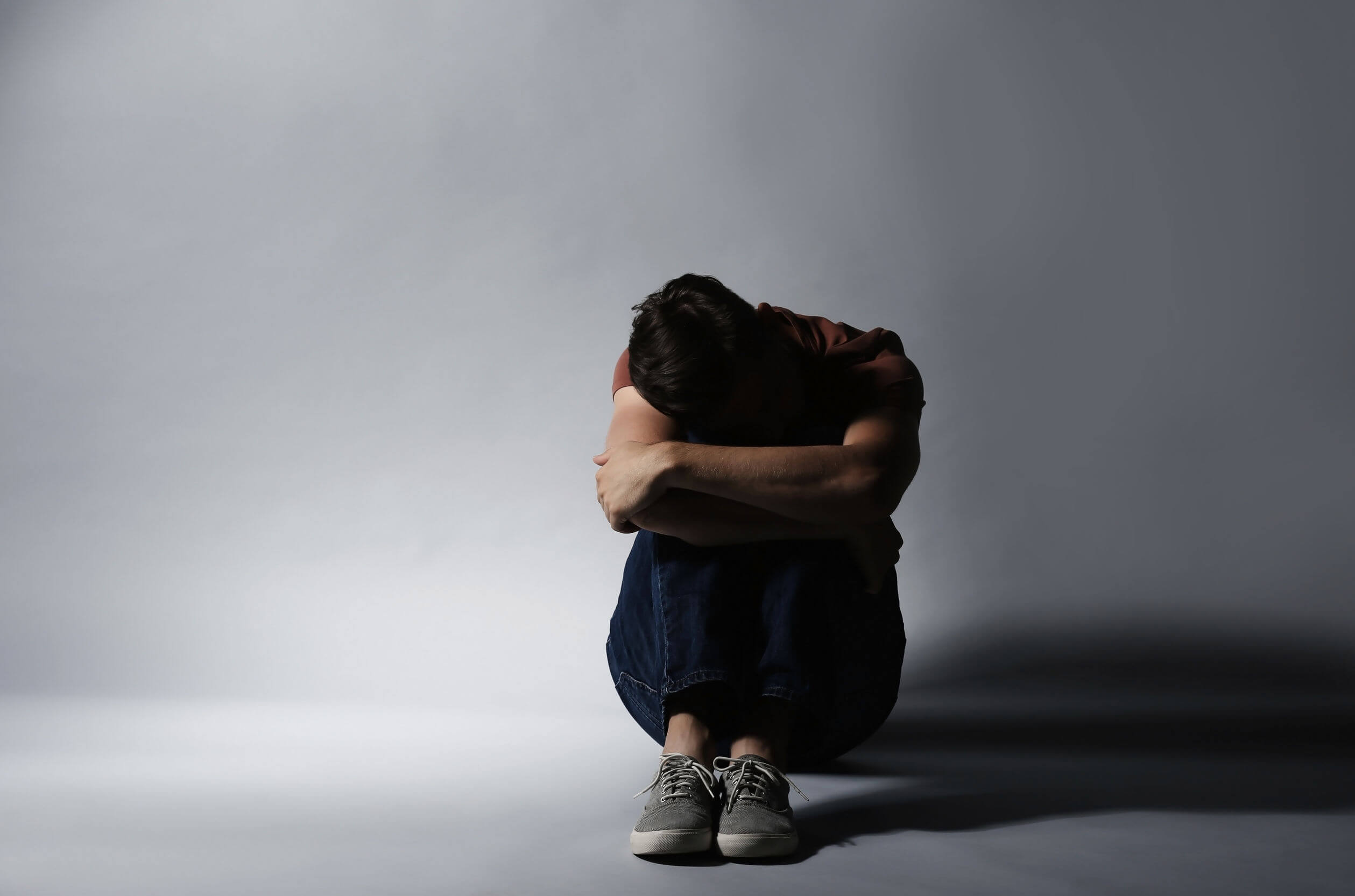 La alexitimia se caracteriza por problemas sociales.