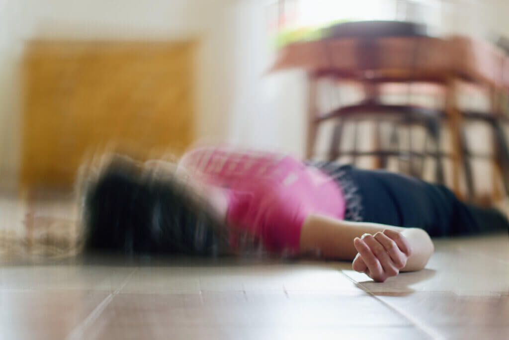 Ataque de epilepsia en mujer.