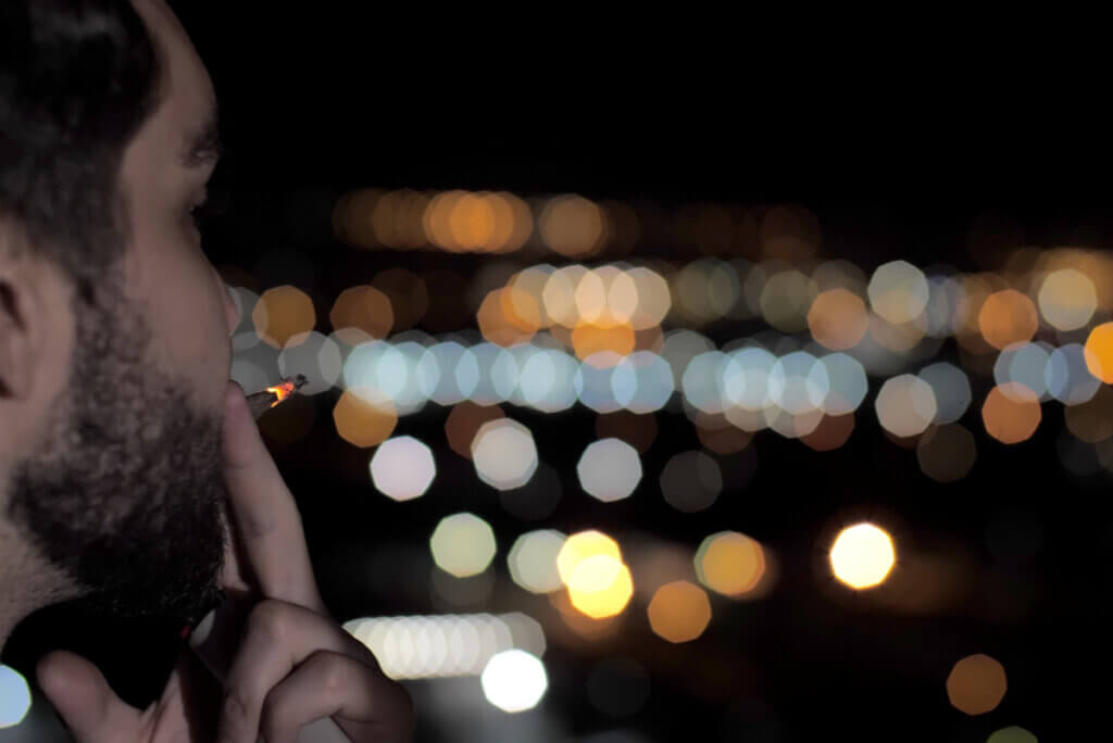 Hombre trabaja por turnos y fuma.