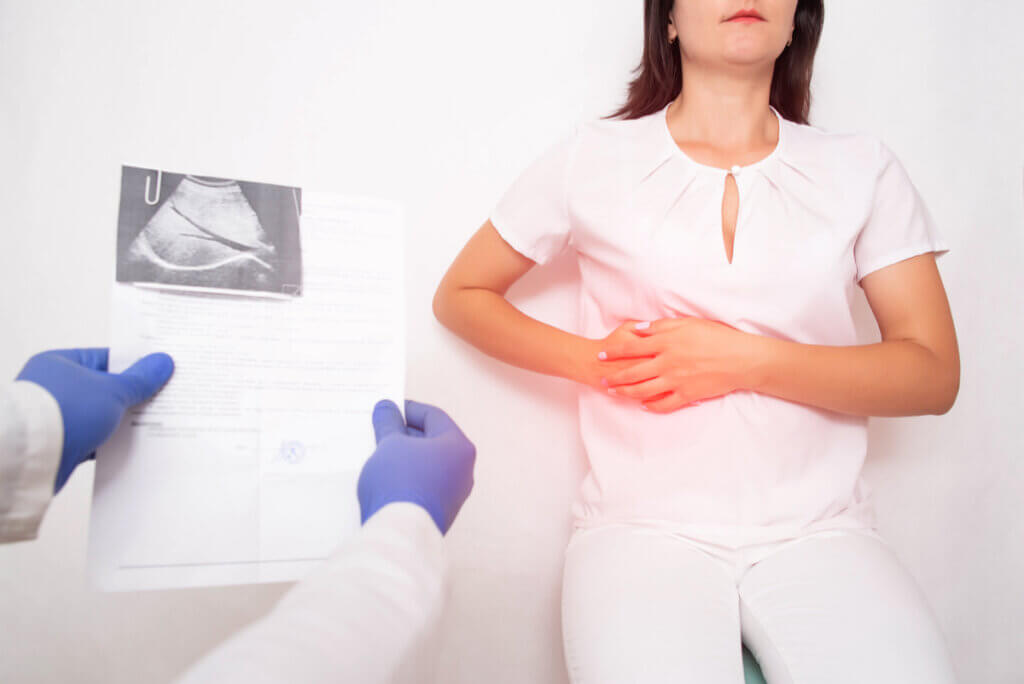 Patología de los hepatocitos analizada por un médico.