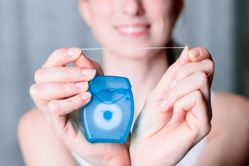 Hilo dental para la limpieza bucal.