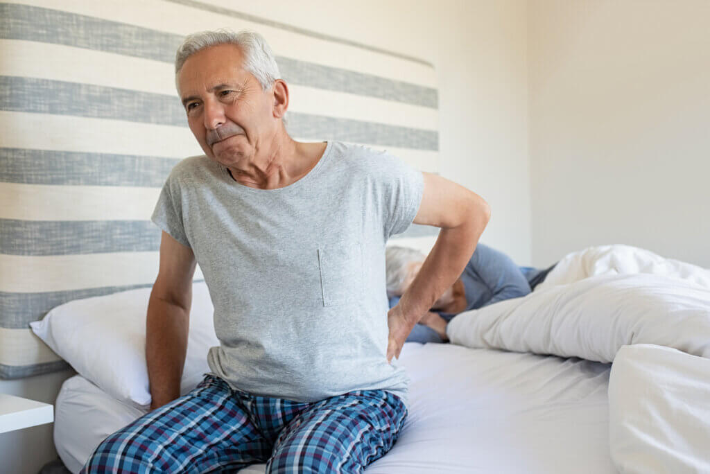 Hombre con dolor posoperatorio.
