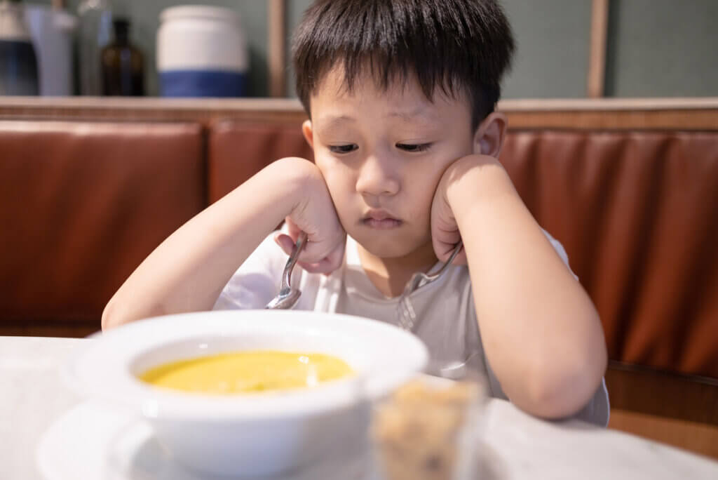 Niño con fagofobia y miedo a los alimentos.