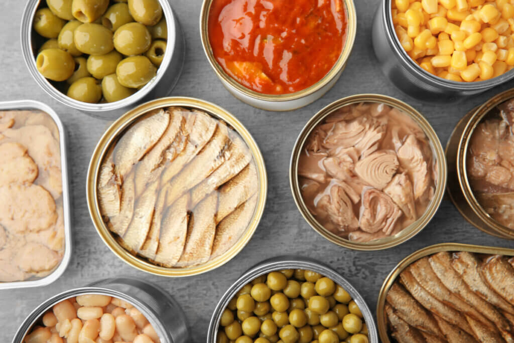 Latas con ultraprocesados aumentan el riesgo de obesidad.